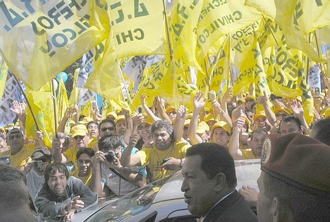 El fondo de banderas impactó al presidente venezolano que no tuvo más que palabras de agradecimiento.