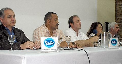 Las autoridades presentes en la ciudad, en el momento de la rueda de prensa.