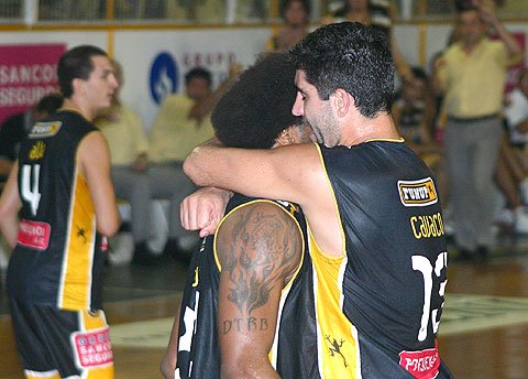 Diego Cavaco abraza a Cleotis Brown tras el partido (Diego Rosso).