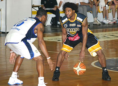 Brown ante Spillers. Cleotis fue el goleador del partido con 24 puntos (Diego Rosso).