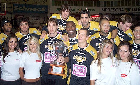El equipo de nuestra ciudad posa junto al trofeo por el primer puesto (Gentileza basketvip.com).