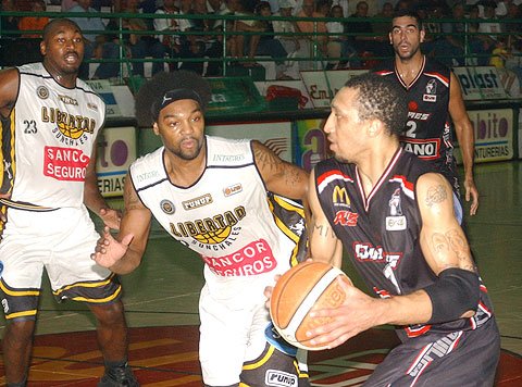 Brown intenta frenar a Stanton (Gentileza Diario El Atlántico).