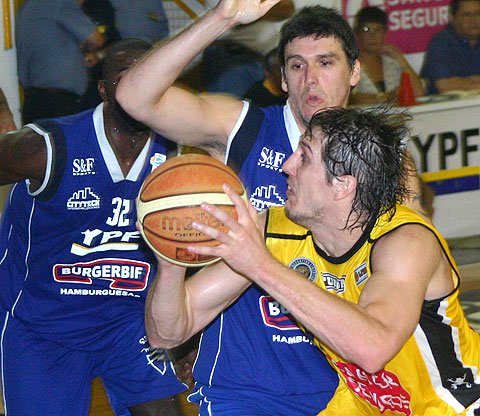 Pelussi se destacó en ataque y defensa (Diego Rosso).