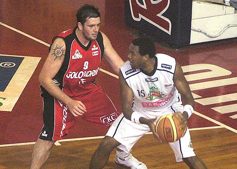 Johnson marcado por el grandote Bulchi (Gentileza Diario El Informe).