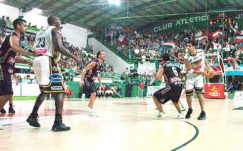 Cavaco intenta asistir a Battle en la pintura (Gentileza Majo Gil - pickandroll.com.ar).