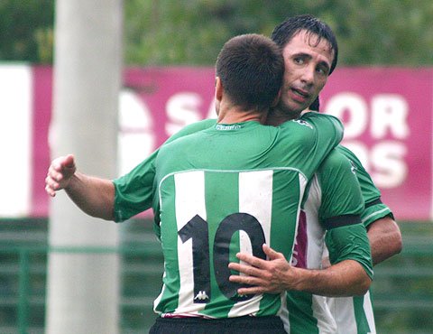 Tosello se abraza con Ingaramo luego de convertir el gol (Diego Rosso).