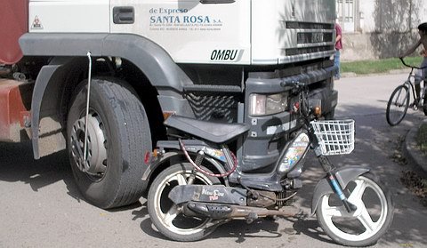 Detalle de cómo quedó la motocicleta, apoyada en el rodado.