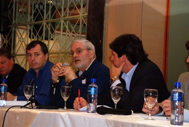 Joaquín, al centro, junto a colaboradores, dando explicaciones (Prensa MAH).