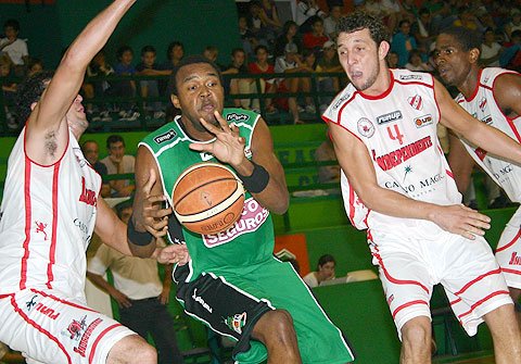 Jasper Johnson penetra la defensa rival (Diego Rosso).
