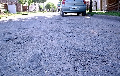 Los baches siguen estando presentes en el barrio SanCor, aunque ya no con pavimento.