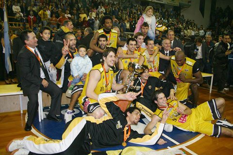 Los Tigres posan junto con la copa (Diego Rosso).