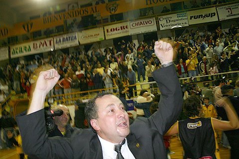 Carlos Bualó muy emocionado comienza a festejar junto con la gente (Diego Rosso).