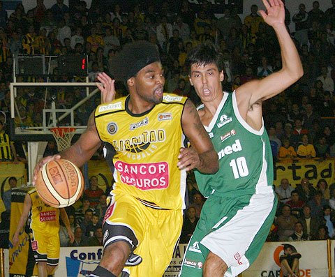 Brown, goleador con 23, supera a Helinho (Diego Rosso).