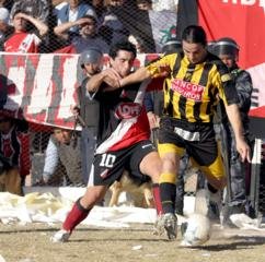 D´Antoni escapa a la marca de su rival (Los Andes).