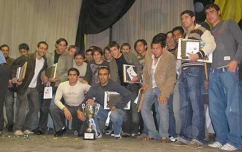 El plantel aurinegro, posando junto a la copa.