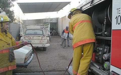 Los bomberos terminando su labor en el lugar.