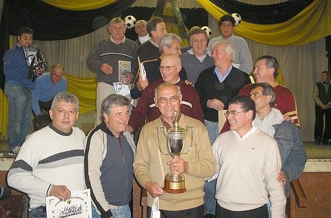 El plantel del año 1972 junto a la copa obtenida en aquella ocasión.