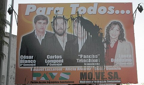 Así quedó el cartel tras el impacto del tarro con pintura.