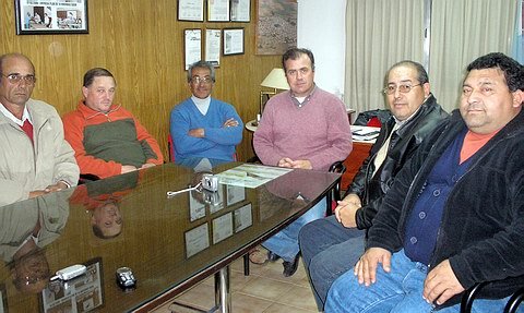 Los secretarios de Festram (a la derecha), junto a sus pares locales.