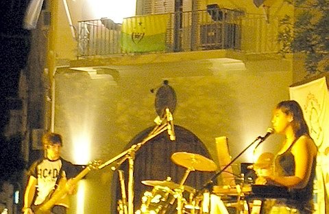 Una banda actuaba en el sorteo del Yo Compro. De fondo, una réplica aproximada de la bandera de la ciudad flameaba en el Palacio municipal. Sería su última aparición oficial.