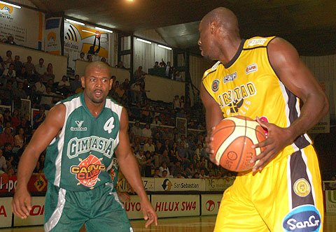 Scales y Battle, enfrentados ¿serán compañeros? (Archivo).