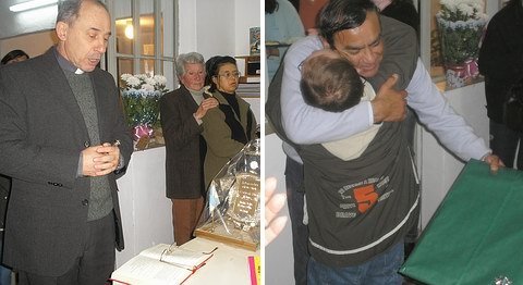 El padre Roberto, bendiciendo la casa, y Félix Alvarez, recibiendo un obsequio de mano de uno de los asistentes.