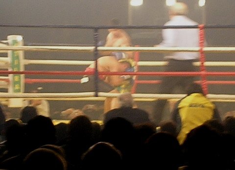 Cae Farías. Garay acaba de rematarlo para decretar el knockout.