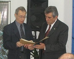 Carlos Rey, subsecretario provincial, entrega el certificado a Rubén González.