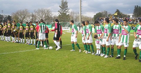 El saludo formal marcó el inicio de un nuevo campeonato.