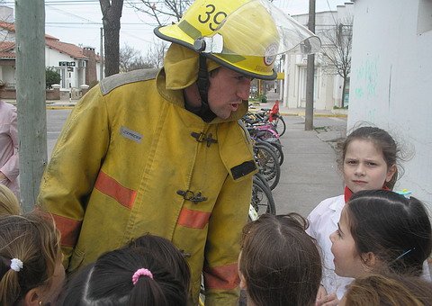 Claudio, otro de los Bomberos intervinientes en el simulacro, con alumnos de Egb.