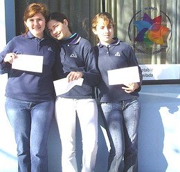 Las autoras posan junto al logo ganador (Prensa Agua Potable).