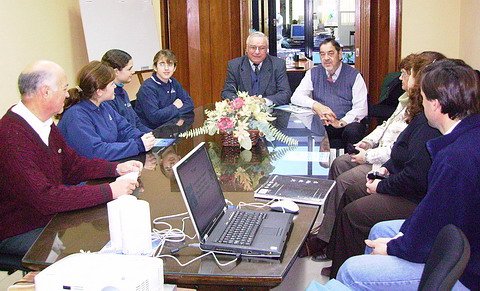 Las alumnas reunidas con los directivos de la cooperativa (Prensa Agua Potable).