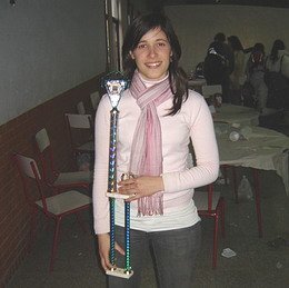 La profe Marcela Colautti con su trofeo.