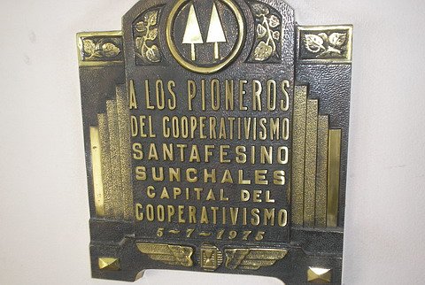 La placa que fuera entregada allá por 1975.