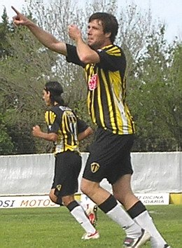 Festejo de goleador. Antonelli lo dedica a la tribuna.