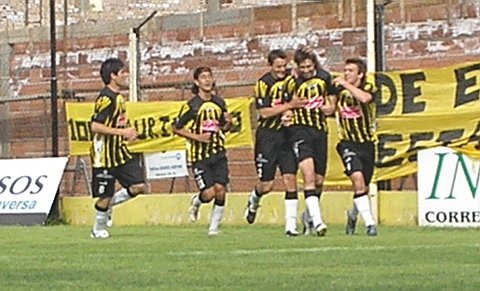 Todos con él. Antonelli marcó el primero y lo festeja en grupo.