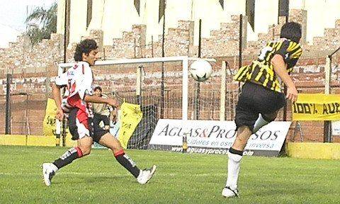 Allá va... ya salió el centro que buscará la cabeza del goleador Maximiliano Antonelli.