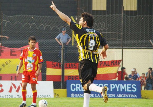 Hacia allá, pareciera decir el Bocón, marcando el buen rumbo aurinegro (Prensa Libertad).