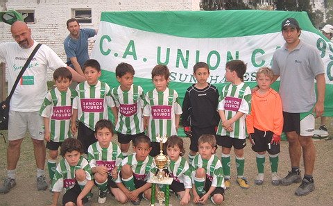 El plantel campeón de la categoría 2000.