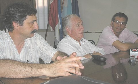 Favario junto a autoridades locales en el local del PDP.