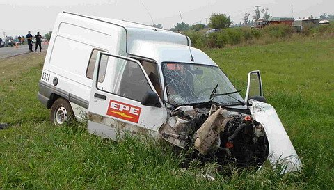 La camioneta de la EPE, también partícipe del accidente (Edgardo Porporatto).