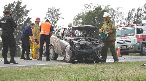Bomberos trabajan sobre uno de los vehículos siniestrados (Edgardo Porporatto).