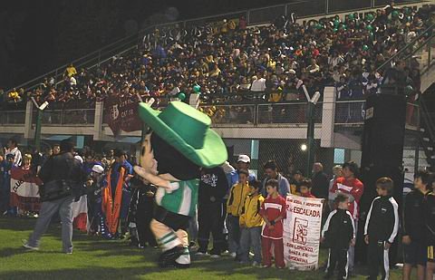 El Gauchito le dio la bienvenida a los niños en la noche del sábado.