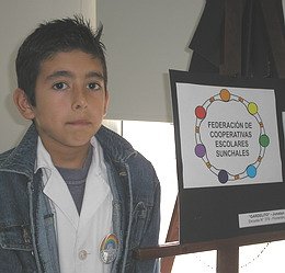 Jonatan, posando junto a su creación.