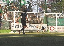 Pasini ya pateó y la pelota se metió en el palo izquierdo.