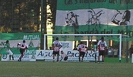 Pasini y su segundo penal, ahora a la derecha, para seguir alejándose en el marcador.