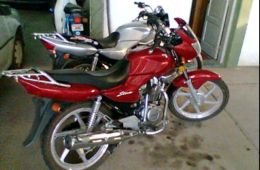 Las dos motocicletas recuperadas (Elvio Saravia).