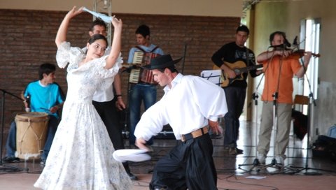 Un momento de la presentación en la escuela rural (Marcelo Rico).