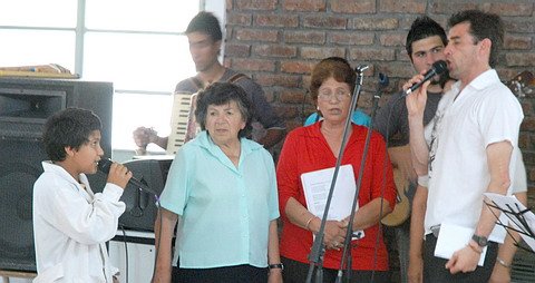 Un momento de la actividad con la participación de organizadores, miembros del Taller y un alumno (Marcelo Rico).