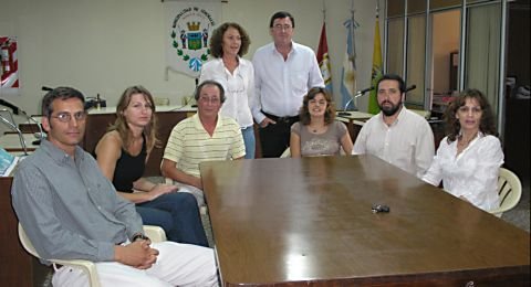 Los ediles entrantes y salientes, en la mañana de hoy, en el recinto de sesiones.